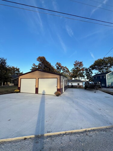 Lake front getaway w/slip located in Wolf Creek