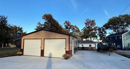 Lake front getaway w/slip located in Wolf Creek