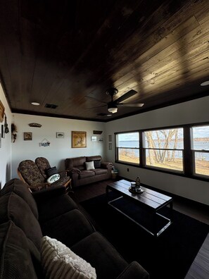 Una televisión, una chimenea