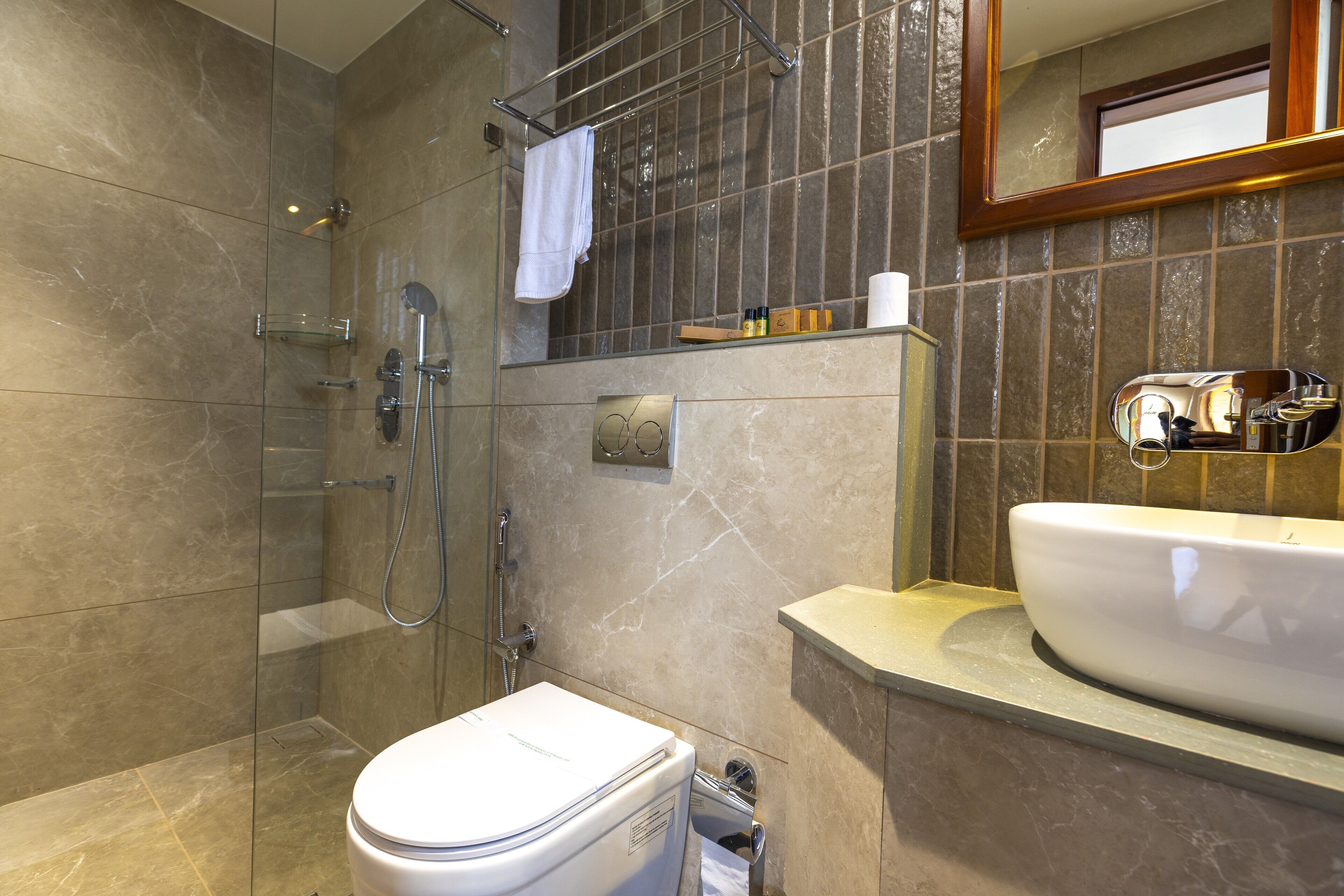 Suite Luxe, vue lac | Salle de bain | Articles de toilette gratuits, sèche-cheveux, serviettes fournies, savon