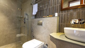 Suite Luxe, vue lac | Salle de bain | Articles de toilette gratuits, sèche-cheveux, serviettes fournies, savon