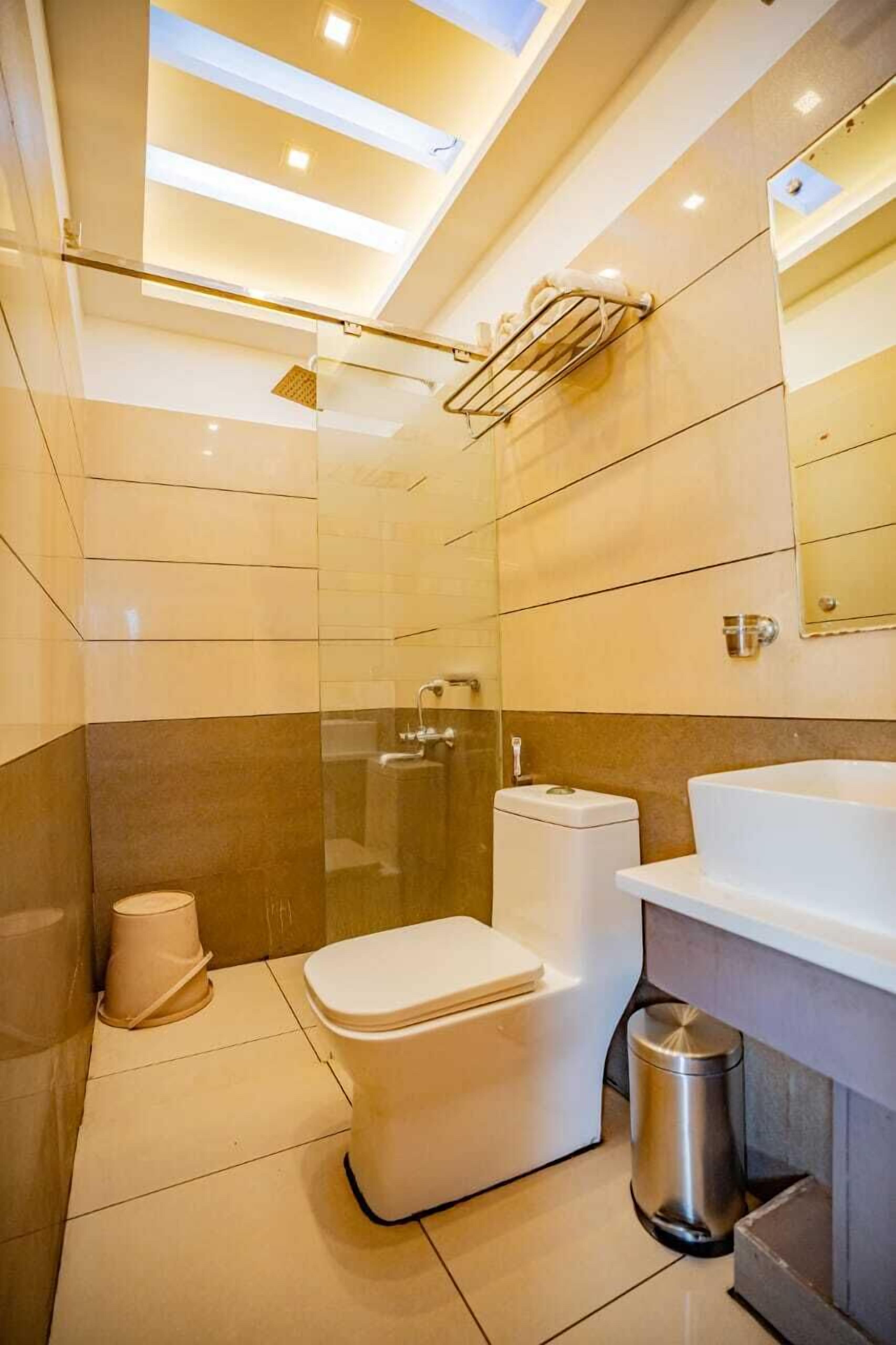 Shower, rainfall showerhead, free toiletries, hair dryer