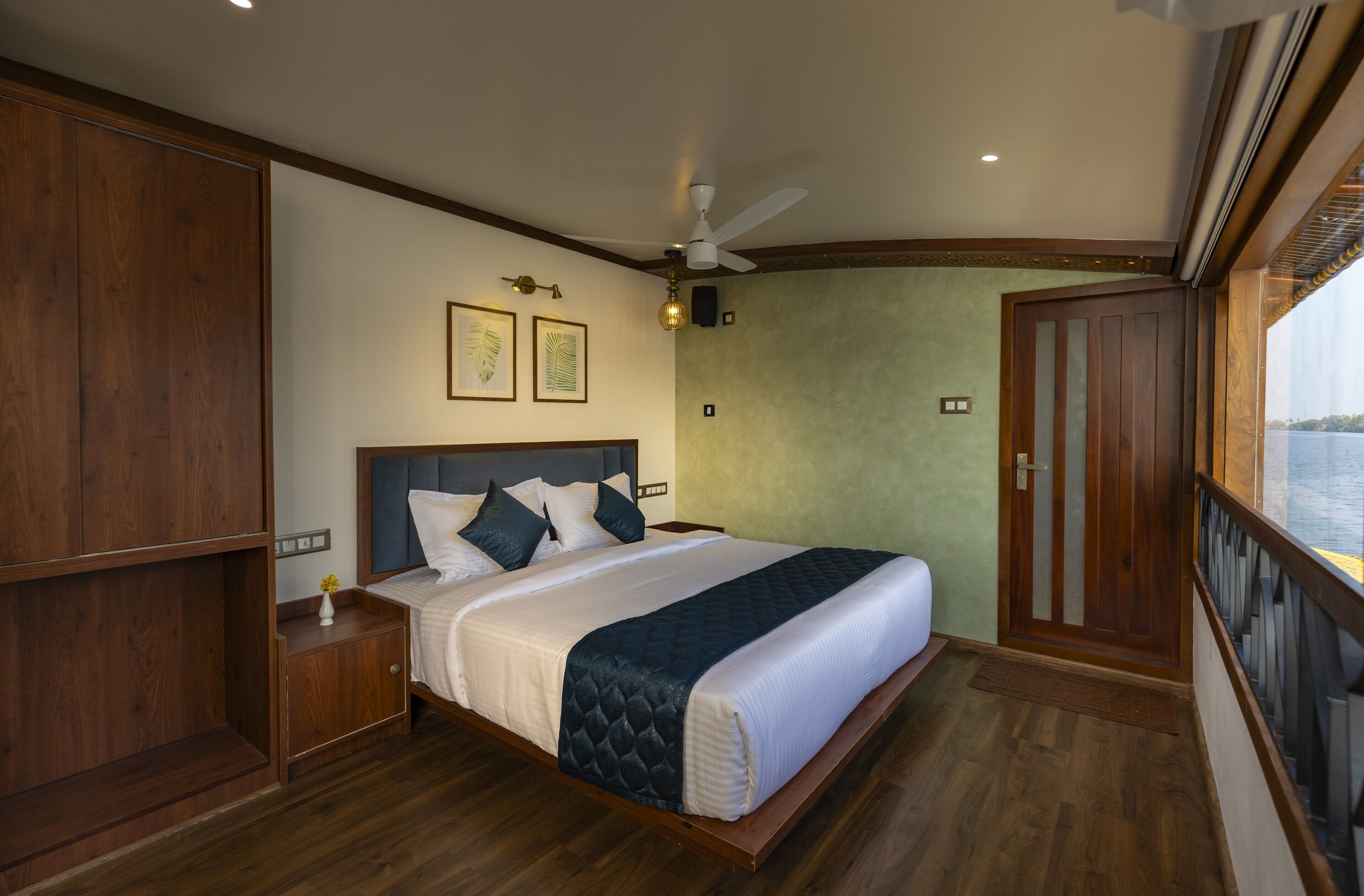 Un dormitorio con una cama grande, un armario de madera y vistas al mar.