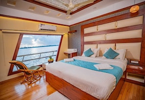 Egyptian cotton sheets, premium bedding, memory-foam beds - Riverine Kadavil Houseboat (Alappuzha)