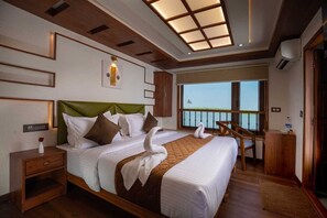 Egyptian cotton sheets, premium bedding, memory foam beds - Riverine Kadavil Houseboat (Alappuzha)