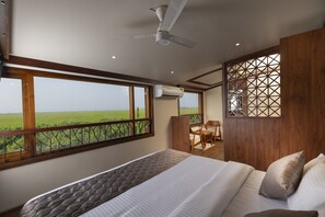 Suite Luxe, vue lac | Bureau, espace de travail pour ordinateur portable