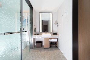 Quarto duplo superior | Banheiro | Chuveiro, secador de cabelo, toalhas de banho 