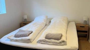 Tabla de planchar con plancha, wifi y ropa de cama