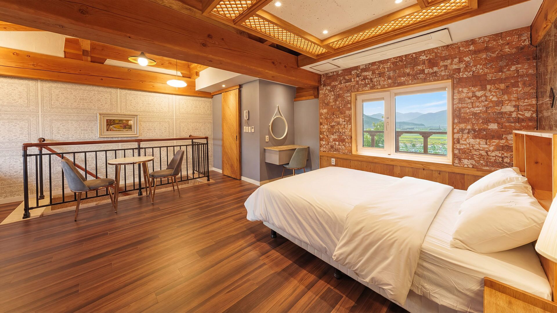 Une chambre à coucher avec un lit, un bureau et une vue sur un paysage.