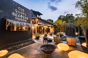 Terrace/patio - Black Serpent 3BR Villa w/ Jacuzzi in Uluwatu (South Kuta)