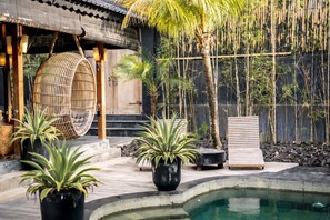 Pool - Black Serpent 3BR Villa w/ Jacuzzi in Uluwatu (South Kuta)