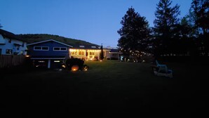 Un quartier résidentiel avec des maisons, une pelouse et des arbres.