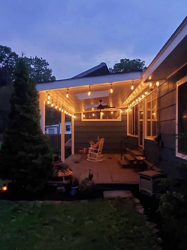 Terrace/patio - Sunset Over The Junction (Roscoe)