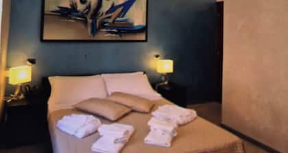 Suit only 5 minutes from the station