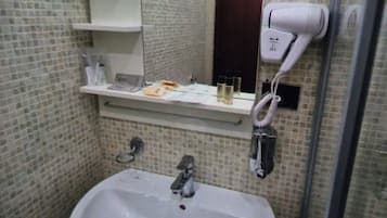 Dusche, Haartrockner, Bidet, Handtücher