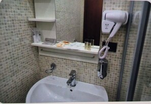 Dusche, Haartrockner, Bidet, Handtücher