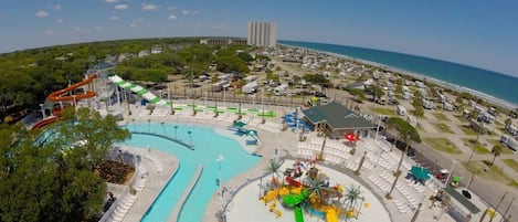 Una piscina techada, una piscina al aire libre