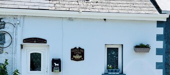 2-bedroom Cottage in Kinvara - Walk to Harbor, Castle, Pubs + more!