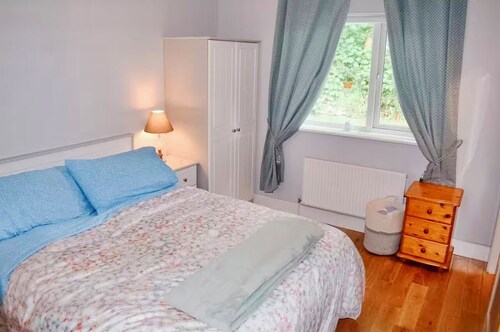 2-bedroom Cottage in Kinvara - Walk to Harbor, Castle, Pubs + more!