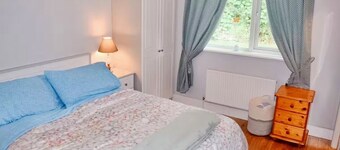 2-bedroom Cottage in Kinvara - Walk to Harbor, Castle, Pubs + more!