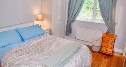 2-bedroom Cottage in Kinvara - Walk to Harbor, Castle, Pubs + more!