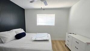 A bedroom with a bed, a ceiling fan, a window with blinds, a dresser, and a wooden floor. - Blue&pink#3 Pool Centralphx (Phoenix)