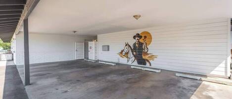 Un garaje de estacionamiento con un mural de un hombre a caballo.