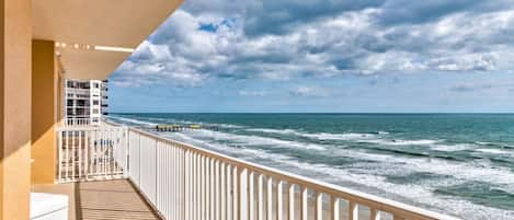 Ein Balkon mit Blick auf das Meer und einen Steg.