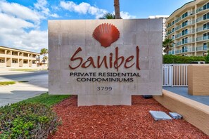 Apartment (3 Bedrooms) | Interior - Elegant Oceanfront Pool Hot Tub at Sanibel Condos (Daytona Beach Shores)