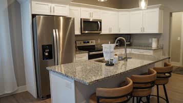 Een koelkast, een microgolfoven, een oven, een kookplaat