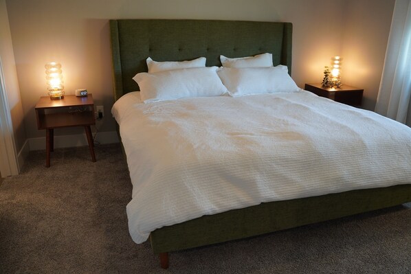 Travel cot, free WiFi, bed sheets - Gateway Gathering | Spacious 4BR Home with Game Room Near Downtown & UNL (Lincoln)