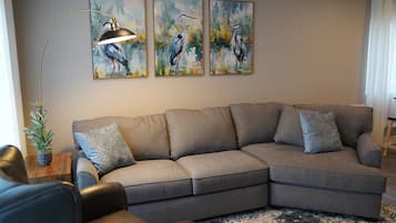 Smart-tv, een open haard en tafelvoetbal