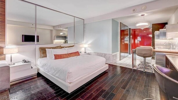 A modern hotel room with a large bed, a desk, and a seating area. - Stunning Escape Studio Unit 17th Floor! (Las Vegas)