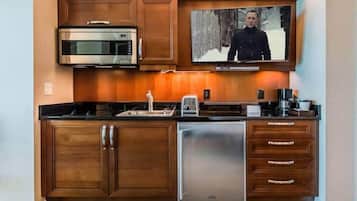 Apartment (0 Bedroom) | Private kitchen | Microwave