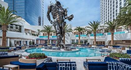 Amazing Modern Strip Views Palms Studio 21306