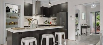 Adelaide Hills Escape, Scenic Views, Winery & City