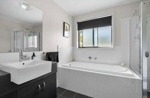Dusche, Haartrockner, Handtücher, Seife