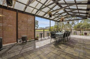 Outdoor dining - Adelaide Hills Escape, Scenic Views, Winery & City (Mount Barker)