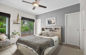 Tabla de planchar con plancha, wifi y ropa de cama 