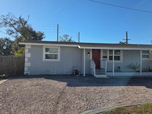 Exterior - A Charming Two-Bedroom Haven (Bradenton)
