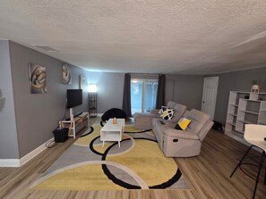 Living area - A Charming Two-Bedroom Haven (Bradenton)