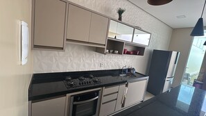 Private kitchen - Comfortable and safe house in the city center. (Santa Luzia)