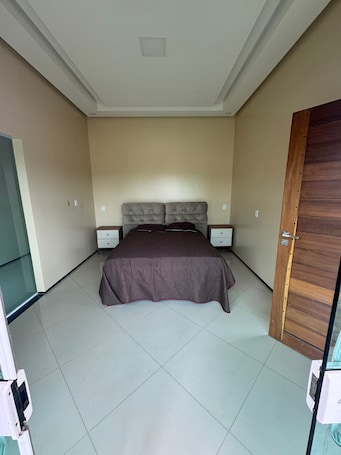 1 bedroom, WiFi, bed sheets, wheelchair access. Comfortable and safe house in the city center.