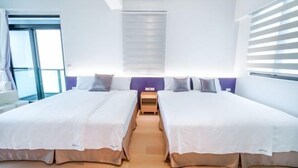 Une chambre d’hôtel avec deux lits, une fenêtre avec des stores, une table de chevet et une tête de lit.