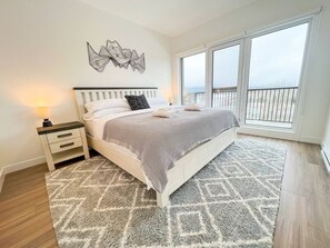 Room - Lofty Lookout - 2 Bed, 2 Bath Luxury DT (Golden)