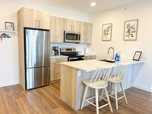 Køleskab, mikrobølgeovn, ovn, kogeplade