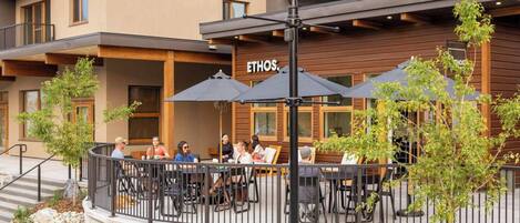 屋外ダイニングエリア