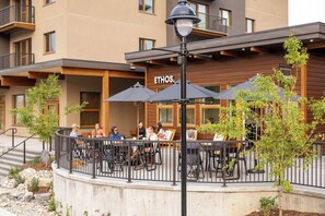 Outdoor dining - Lofty Lookout - 2 Bed, 2 Bath Luxury DT (Golden)