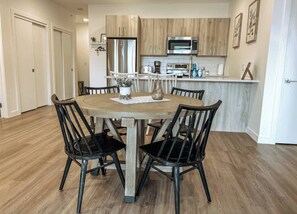 Dining - Lofty Lookout - 2 Bed, 2 Bath Luxury DT (Golden)