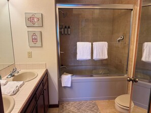 Shower, hair dryer, towels, soap - Serene 3-bedroom townhome in Crested Butte perfect for getaway (Crested Butte)